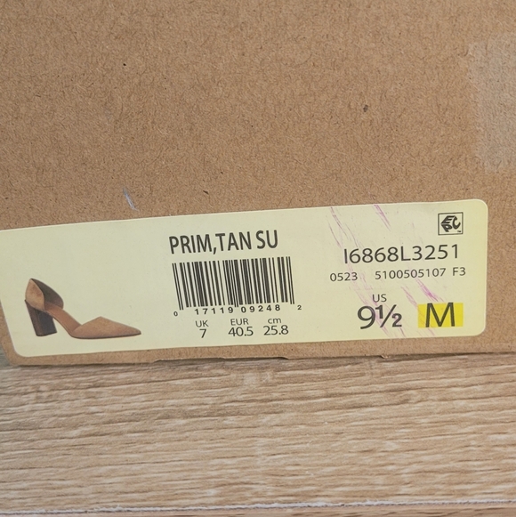 Vince Prim Leather Pump Tan Suede Chunky Heel Pointed Toe Classic 9.5 NWT - Picture 10 of 10